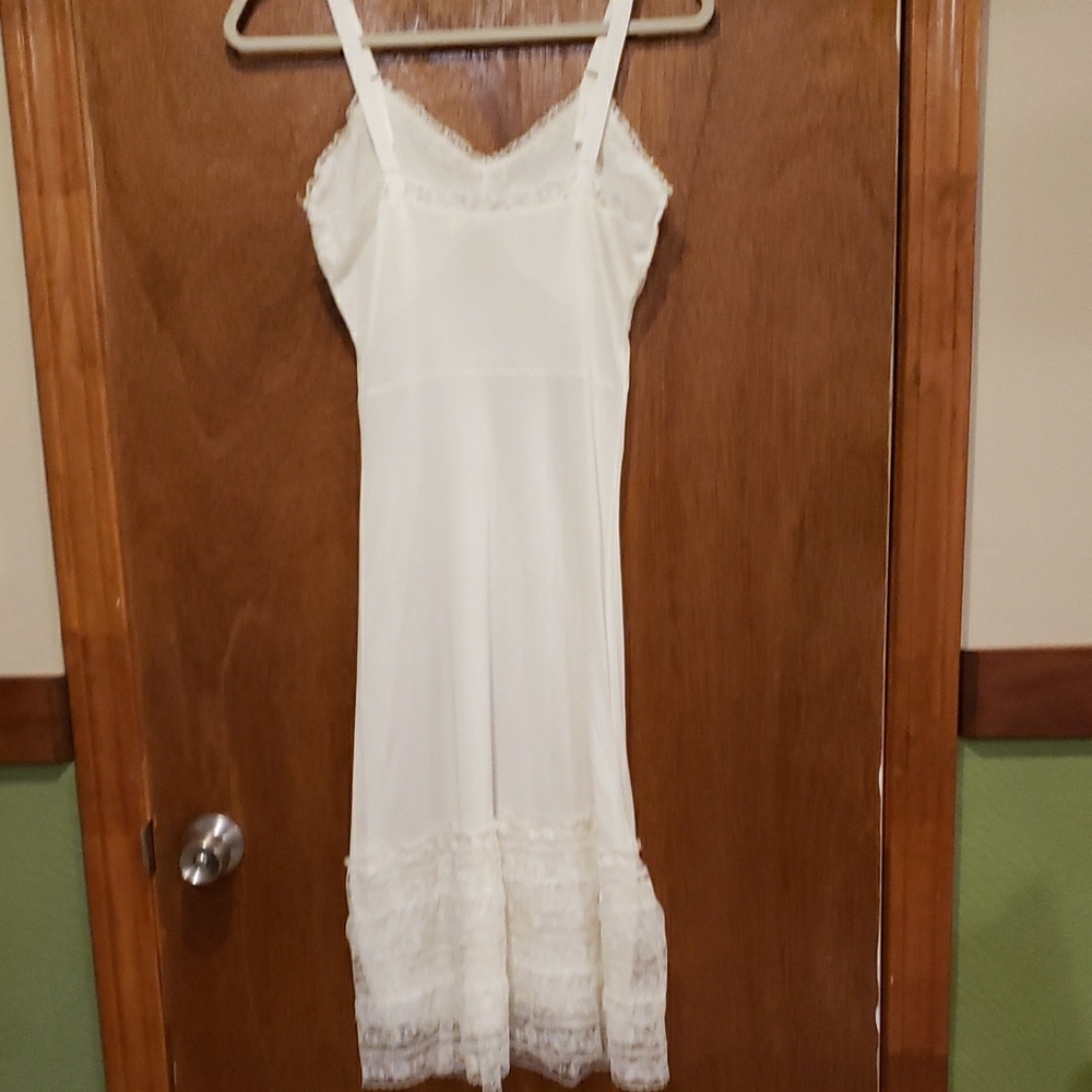 Elegant Vintage Cream/White Lace Slip - Picture 6 of 13